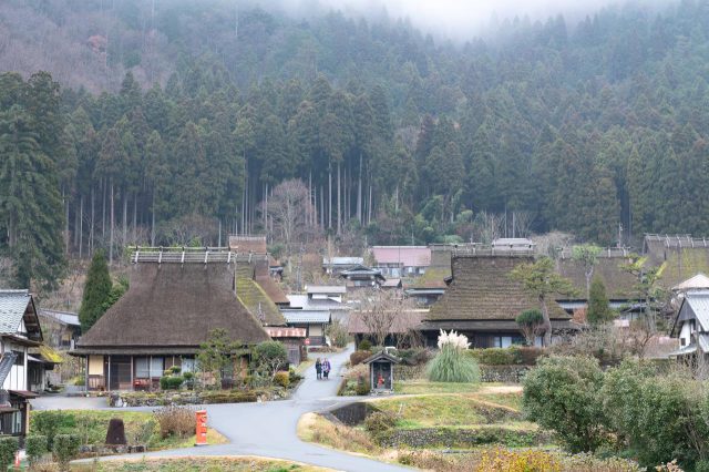 かやぶき屋根のふき替え体験