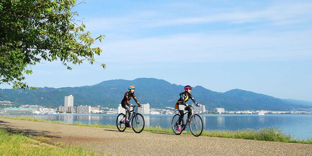 一邊欣賞被選為國家首條自行車路線的琵琶湖美景，一邊騎自行車