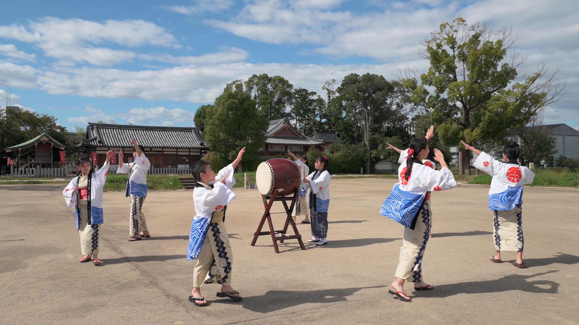 During the Katanobushi held at the Special Historic Site of Kudara-ji Temple, the preservation society sings and dances the Kudara no Konikishishi Monogatari, an original Katanobushi of their own making intended to praise the charms of the local area. 
