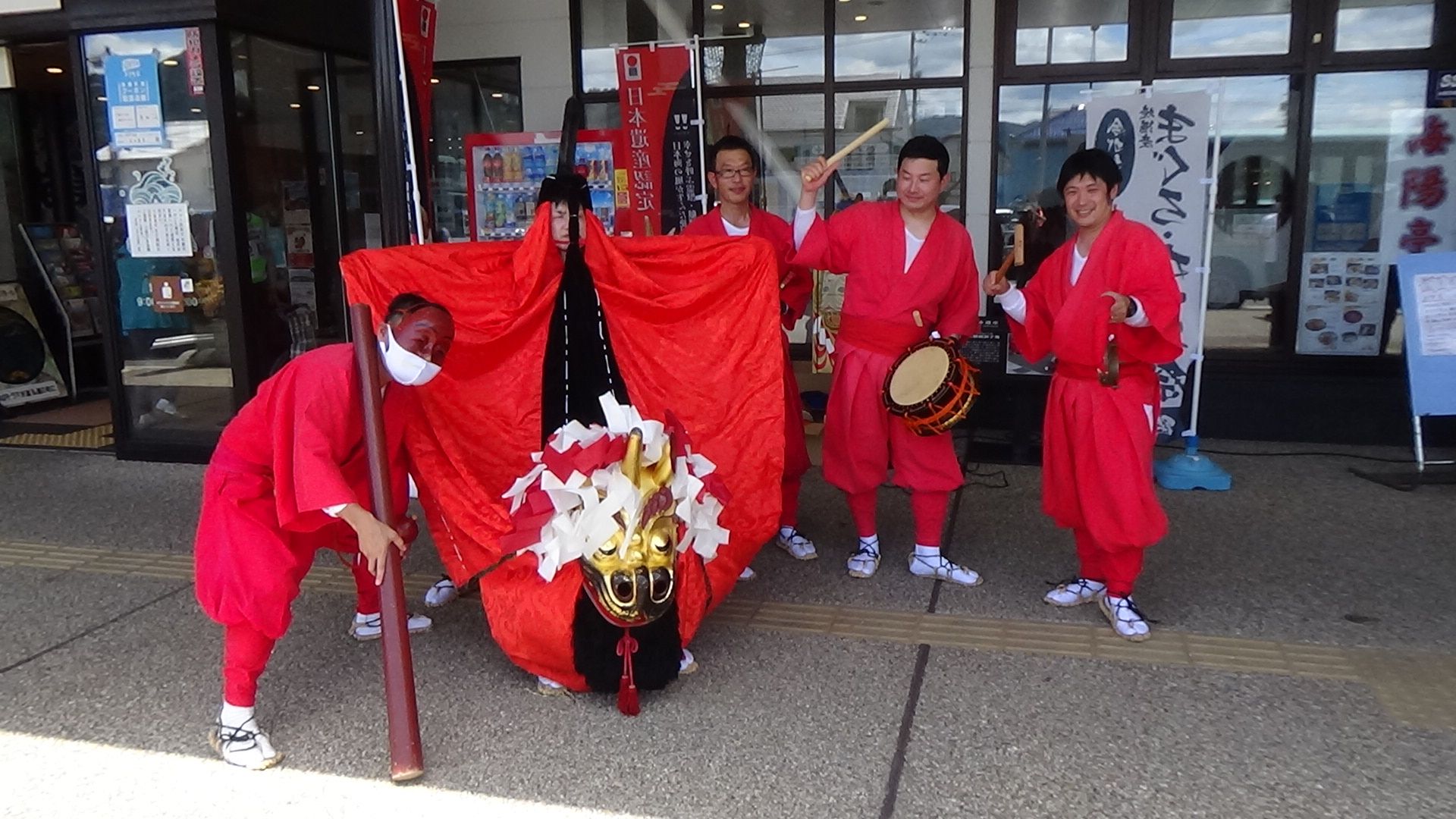 次世代への確かな継承を目指して「因幡麒麟獅子舞の会」が普及啓発に励んでいる。