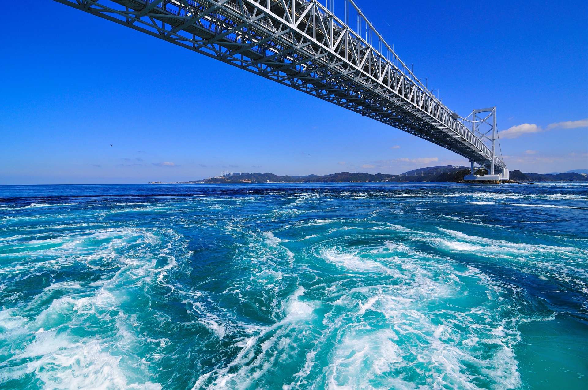 鳴門漩渦是在水流湍急的鳴門海峽自然形成的藝術。