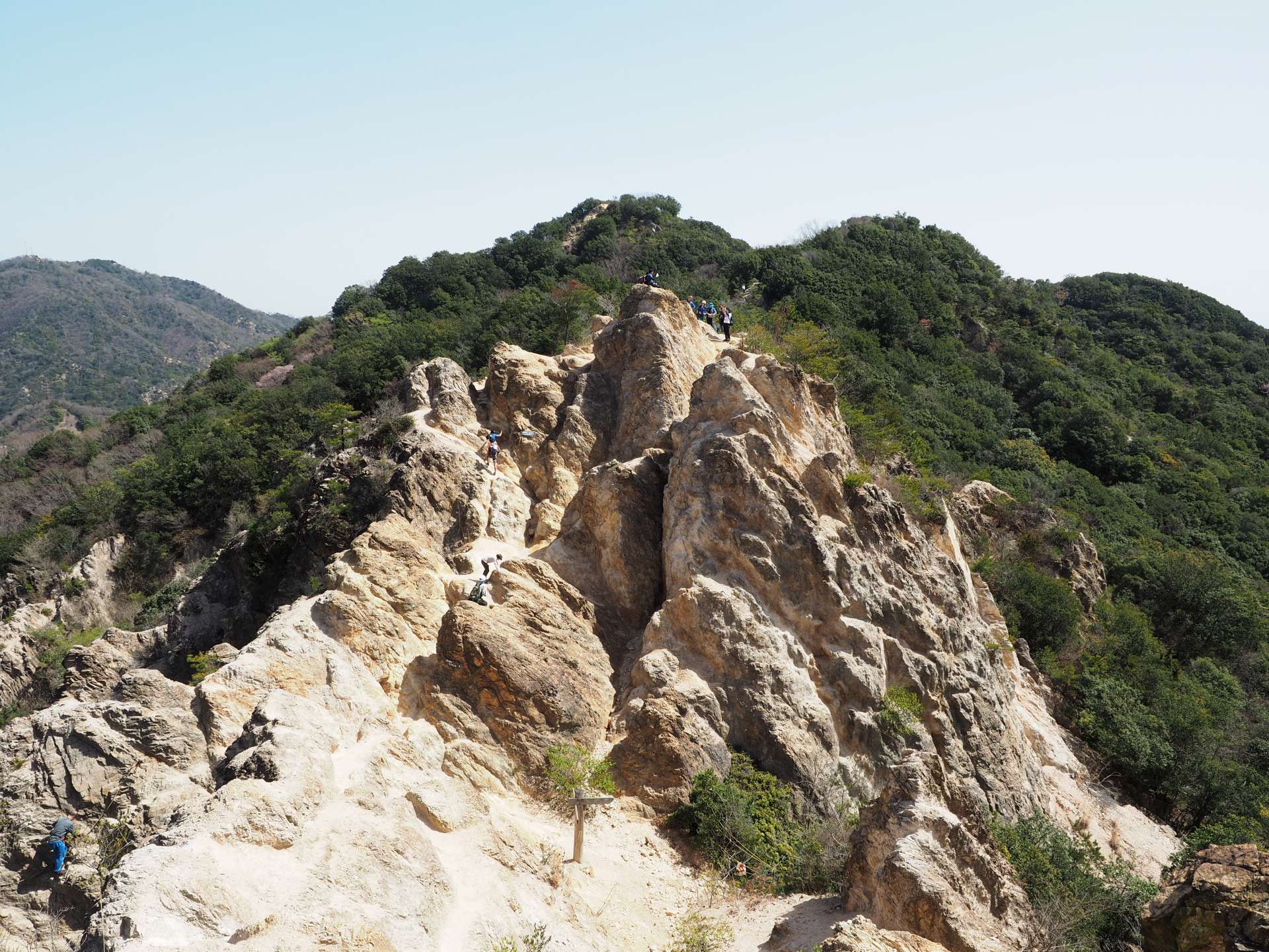 There is a rocky ridge on the Suma Alps in the Mt. Rokkosan range known as Umanose Ridge, which offers authentic mountain climbing.