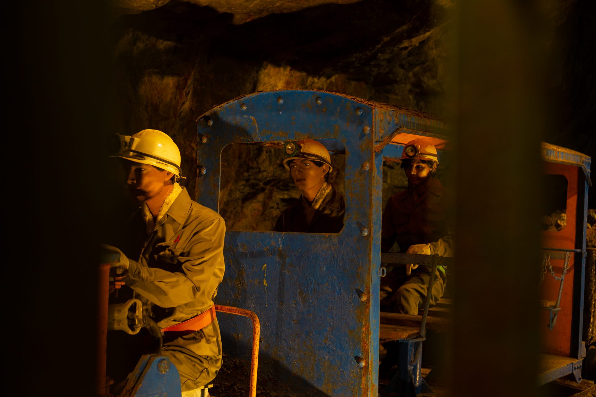 A tram ran in the tunnel for efficient hauling. Dolls depict the modernized mine and the old-fashioned handwork done in the Edo Period.