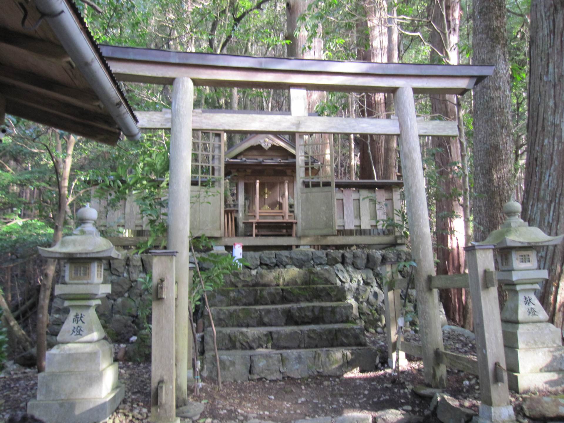 The Shinohara Dance is performed at the Tenman-jinja Shrine in the Shinohara area. Here it was influenced by the Furyu Dance, which was popular from the late middle ages to the early modern period.