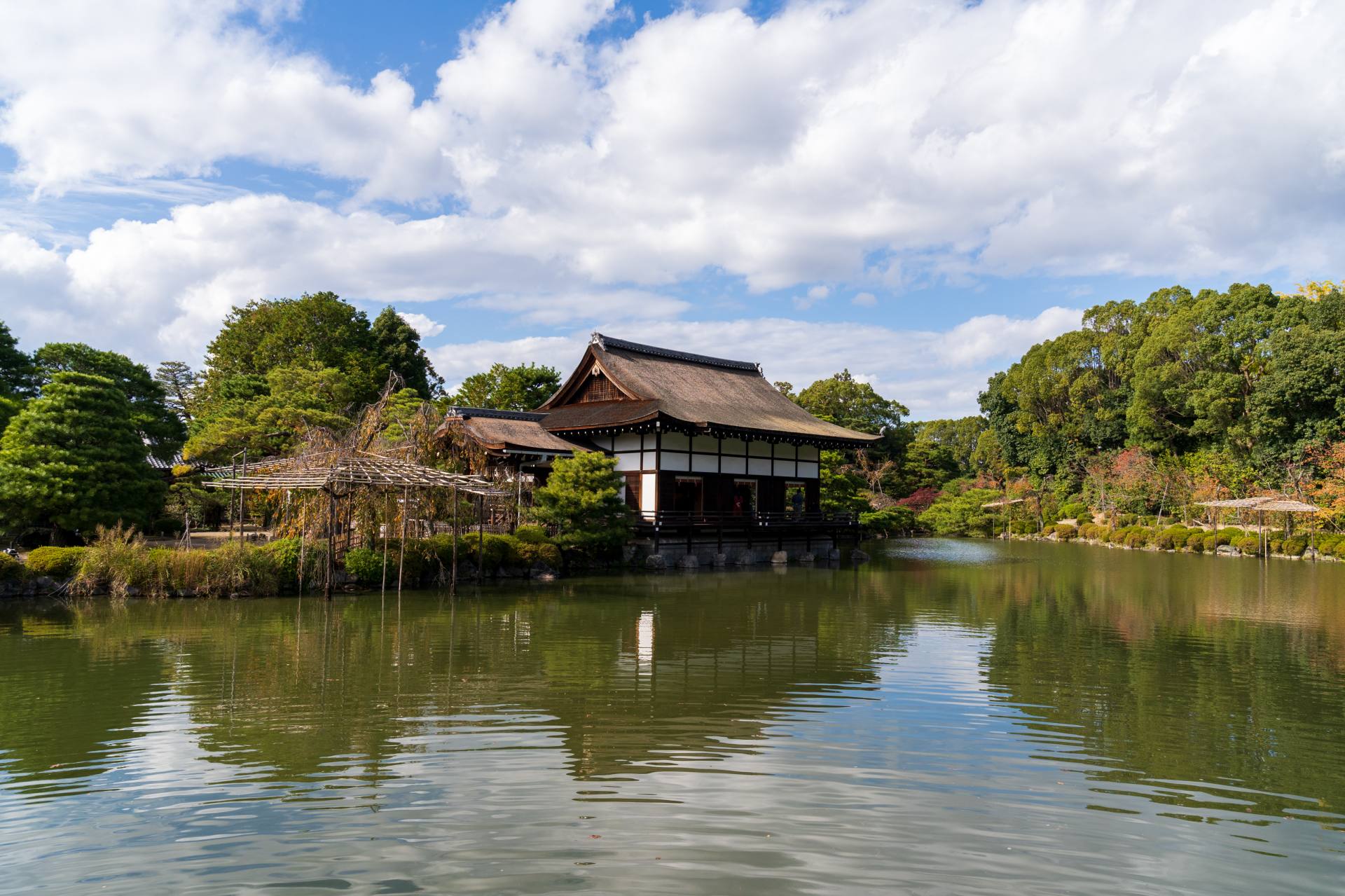 東神苑の栖鳳池沿いに立つ尚美館は、通常一般非公開の貴賓館