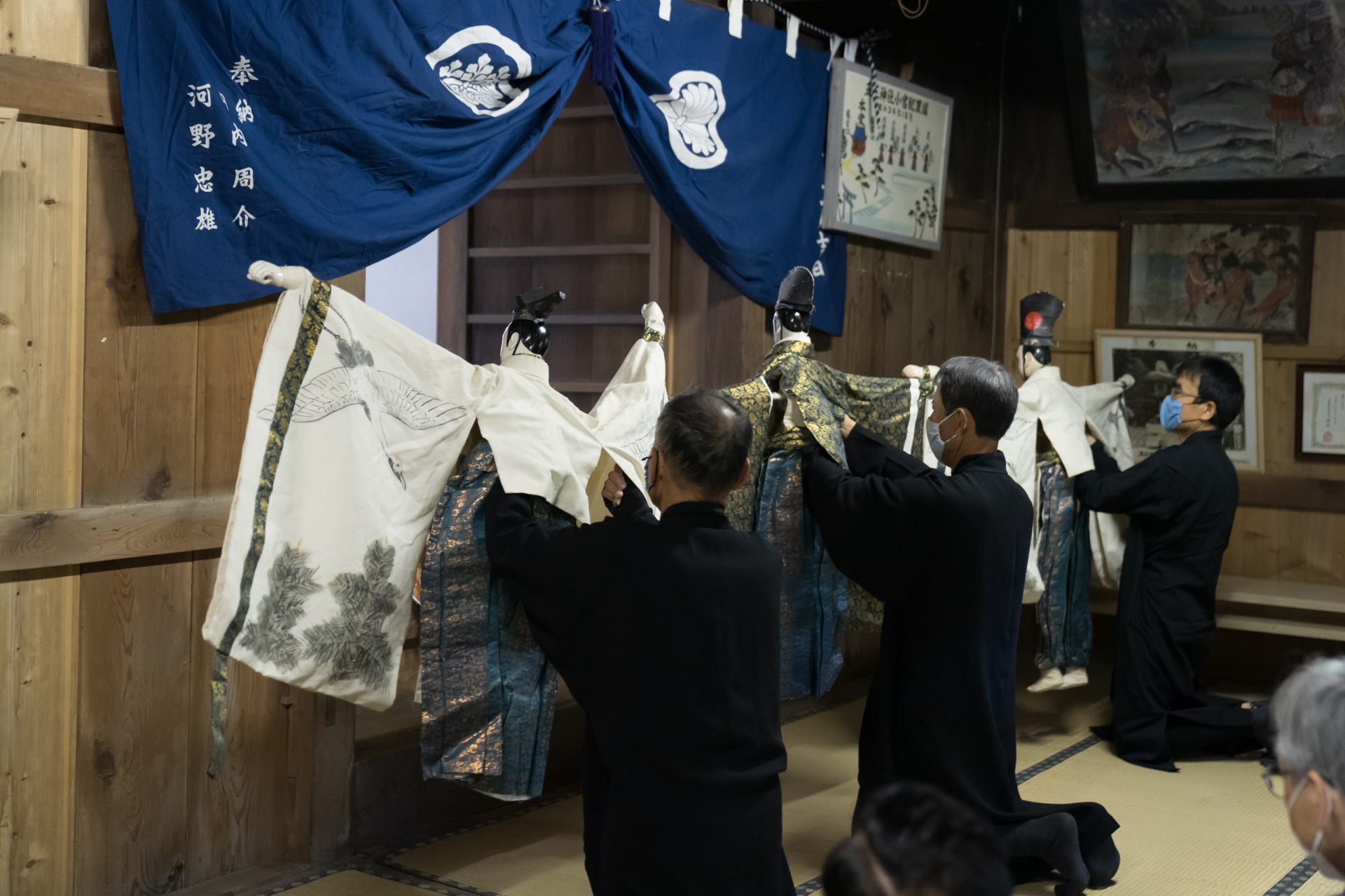 神社の本殿で三番叟（さんばそう）の演目を奉納。阿波人形浄瑠璃の神事との深い関わりが窺える