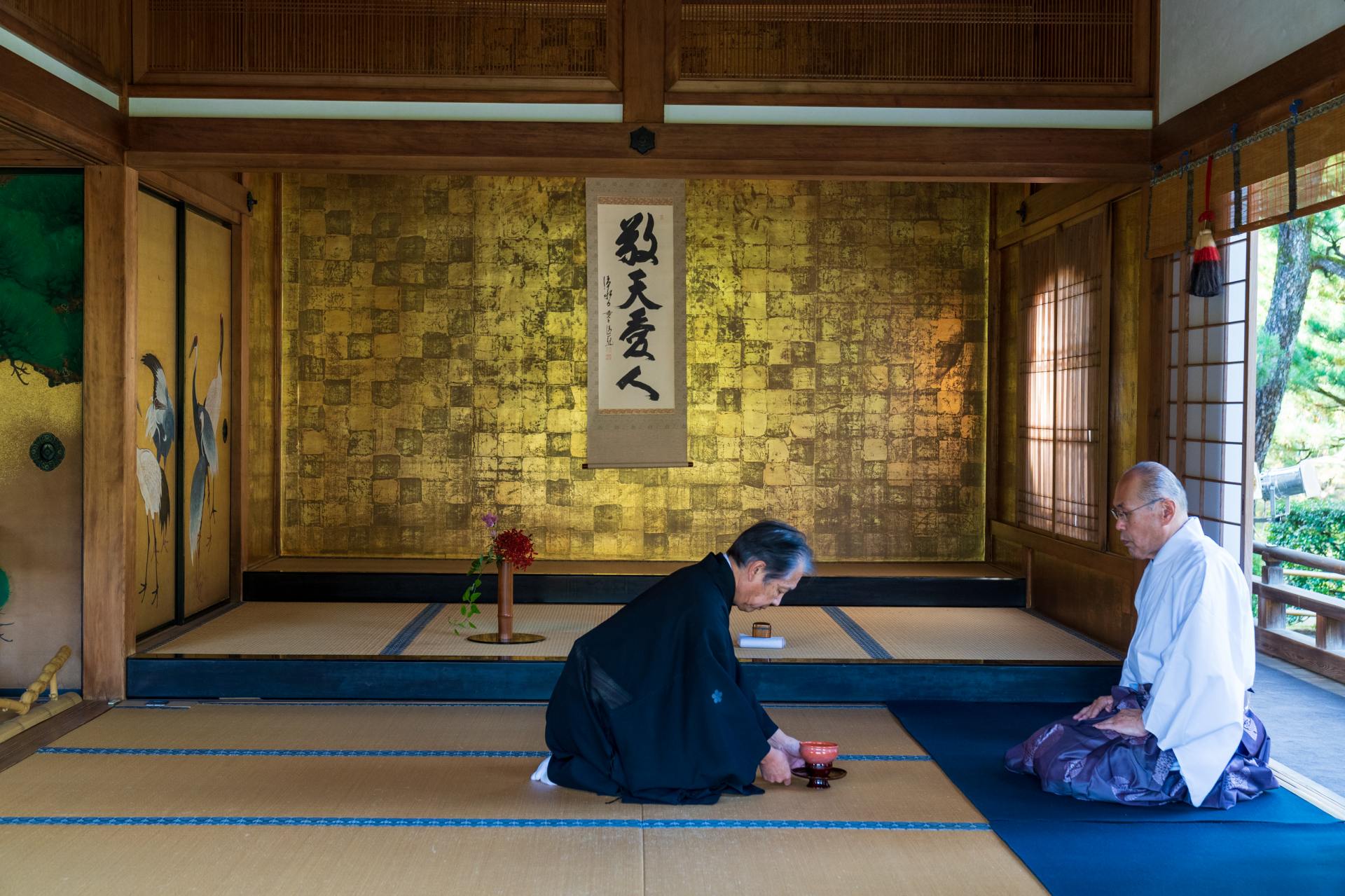 Kinin-date (tea ceremony for the nobility) is only performed by the iemoto for persons of high rank and certainly not for the general public.