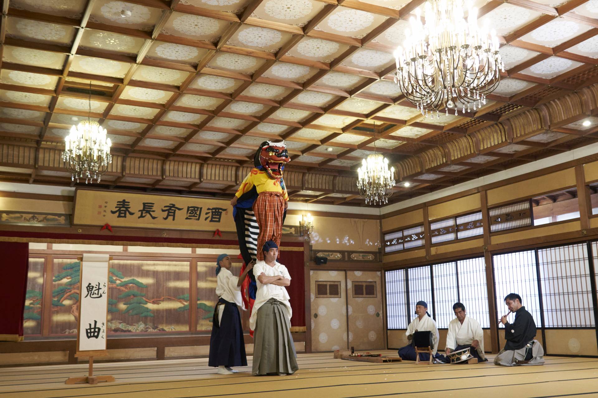 The noble space is filled with the sound of Japanese flute and drums, and the daikagura performance unfolds at close range.