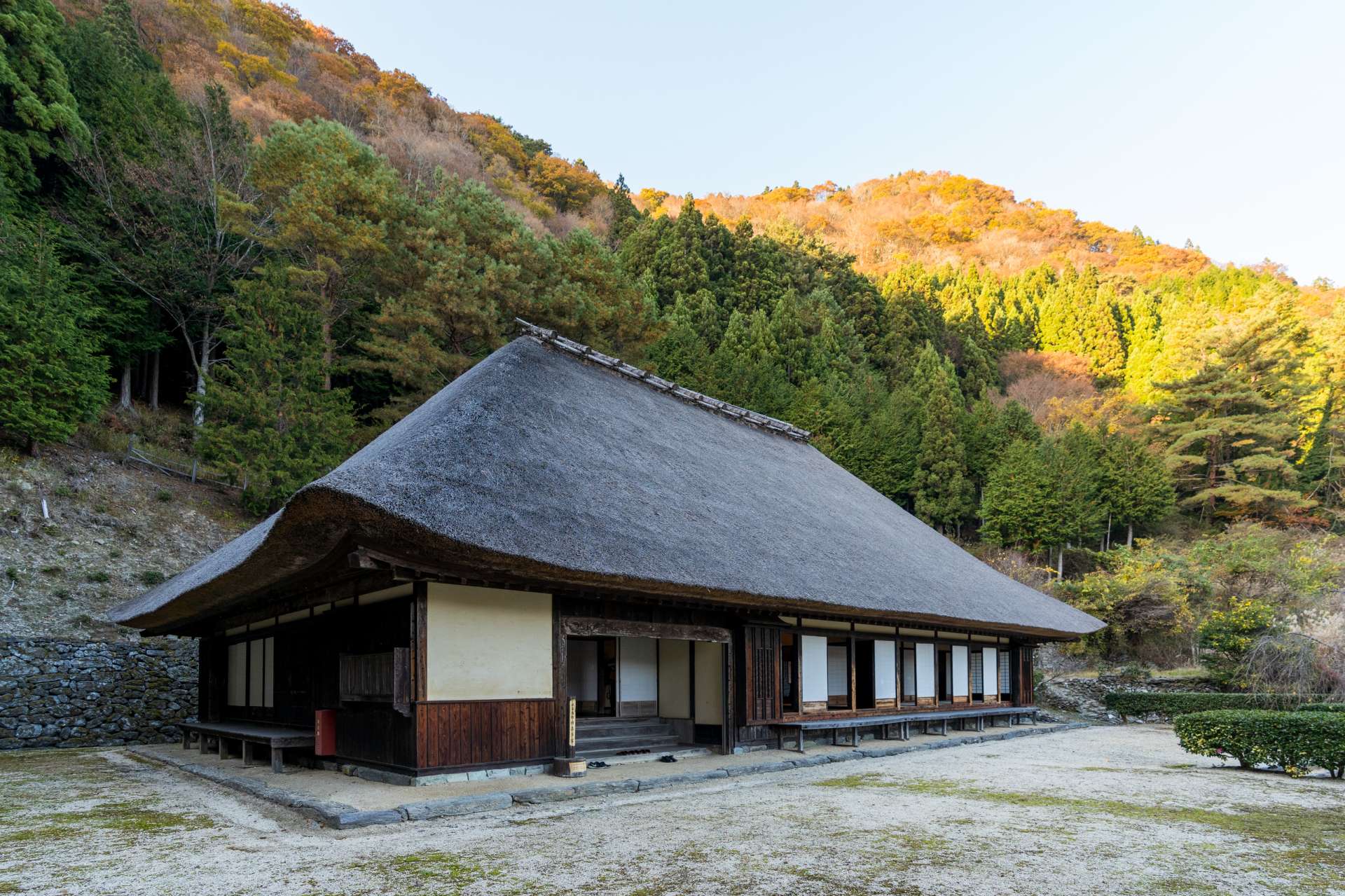 武家屋敷旧喜多家。茅葺屋根を冠した威風堂々の佇まいが印象的