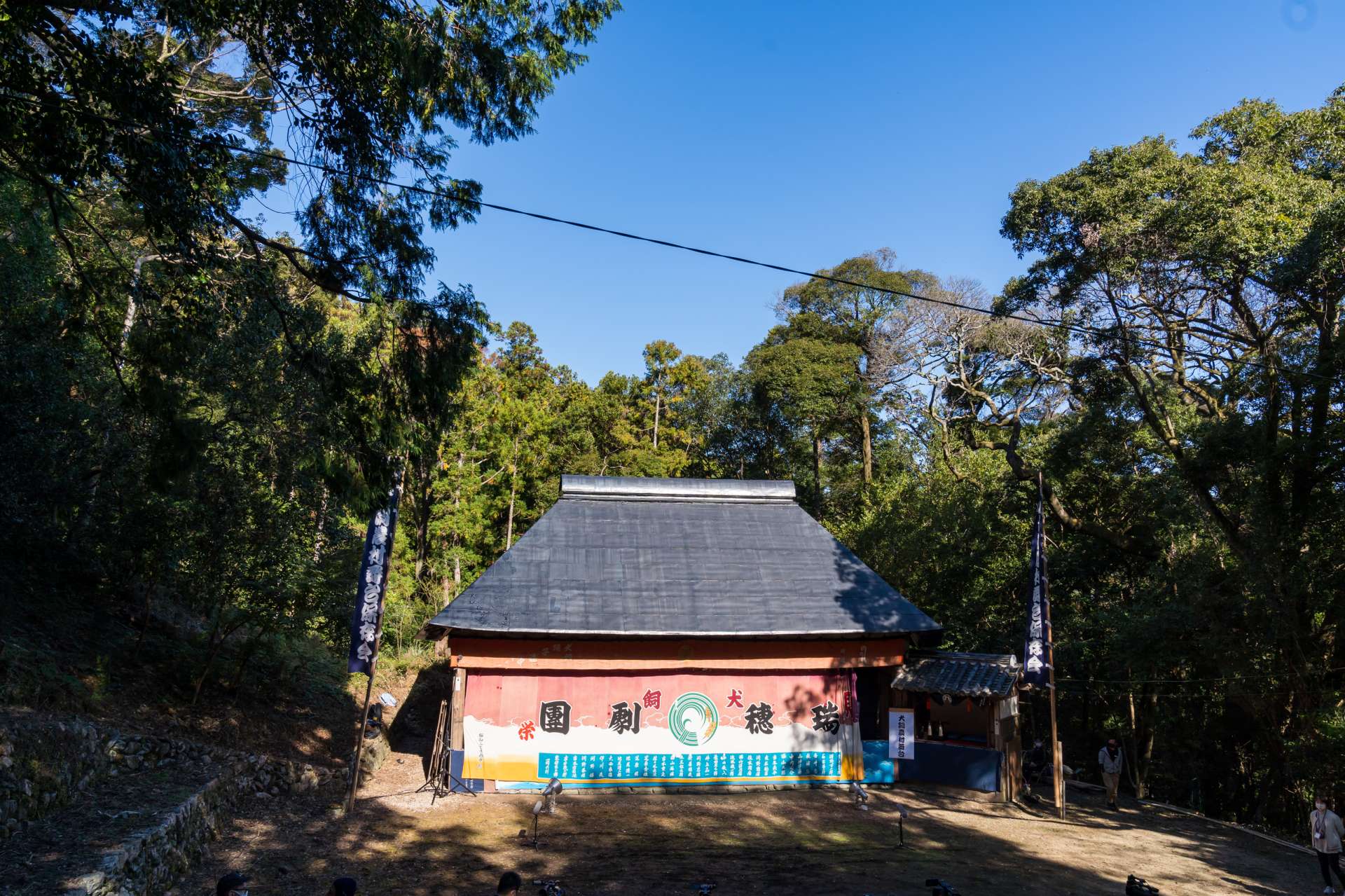 被神社森林包围的人形净琉璃户外舞台犬养田园舞台