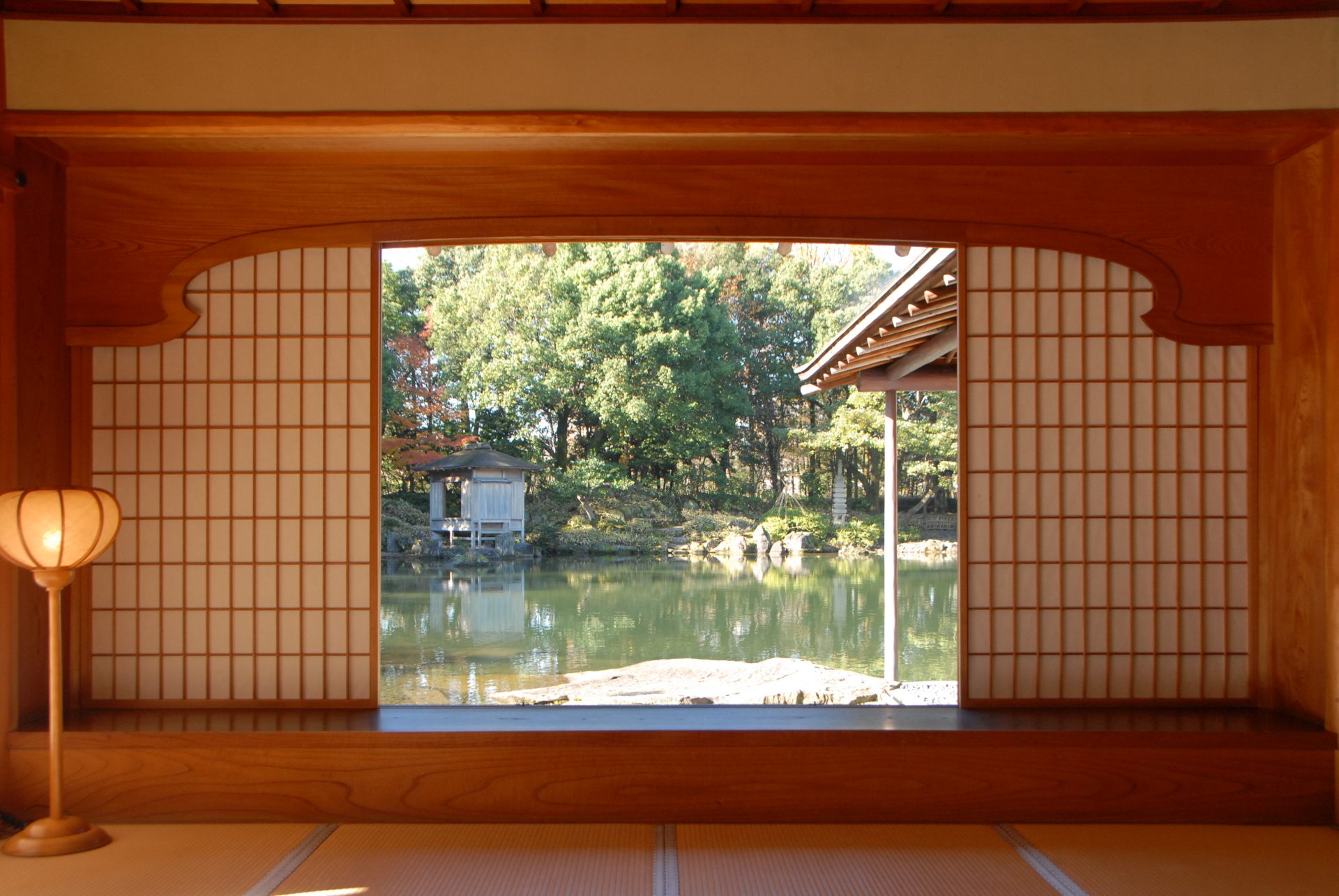 御月見ノ間から眺める庭園風景