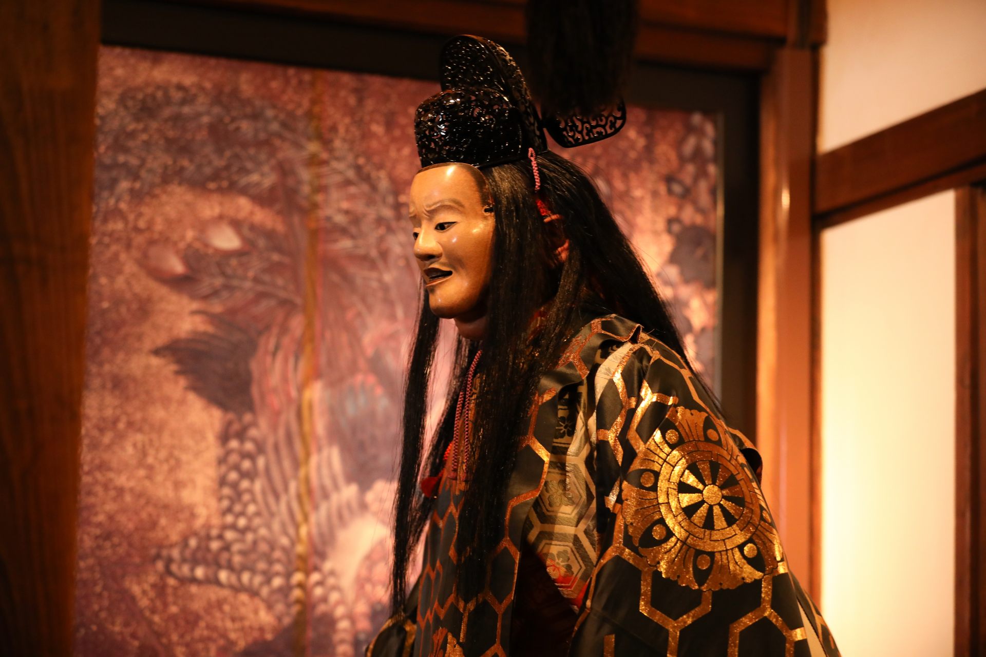 面と装束を身につけた演者の姿は、美しさと神々しさにあふれている