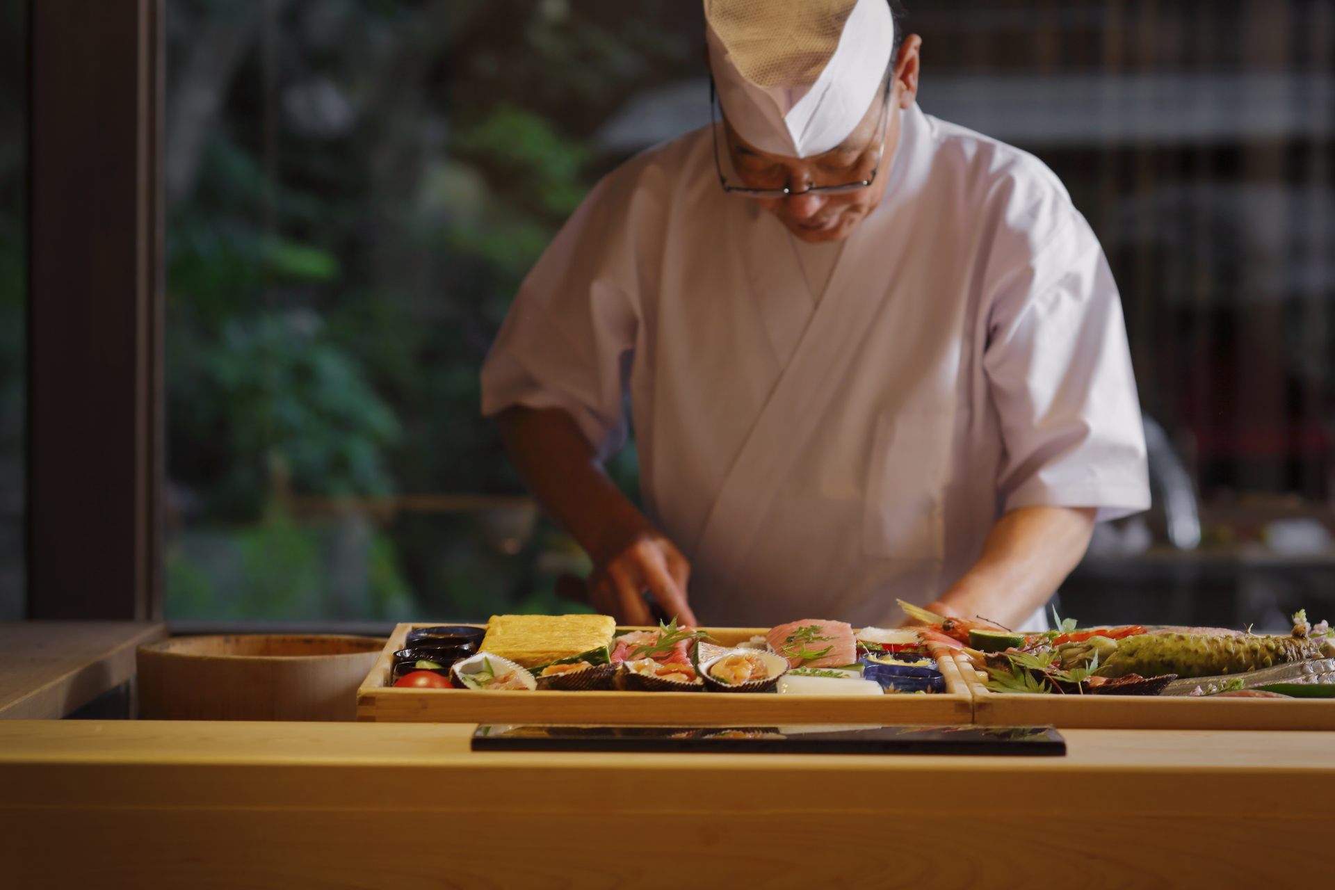 夕食は、熟練職人が目の前で腕をふるう、極上の寿司に舌鼓