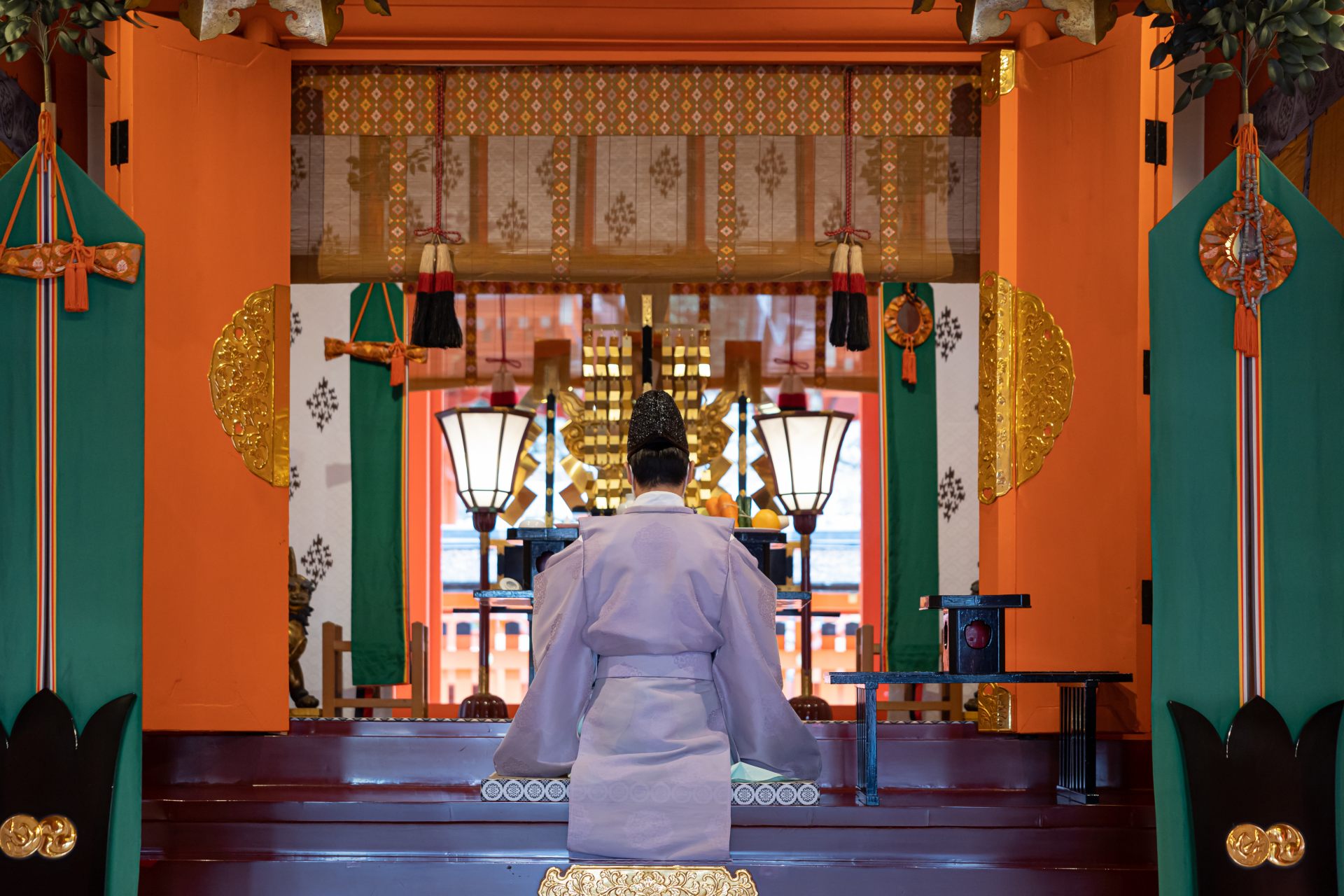 拝殿内での正式参拝。ご祈祷、お祓い、神楽などの神事を体験