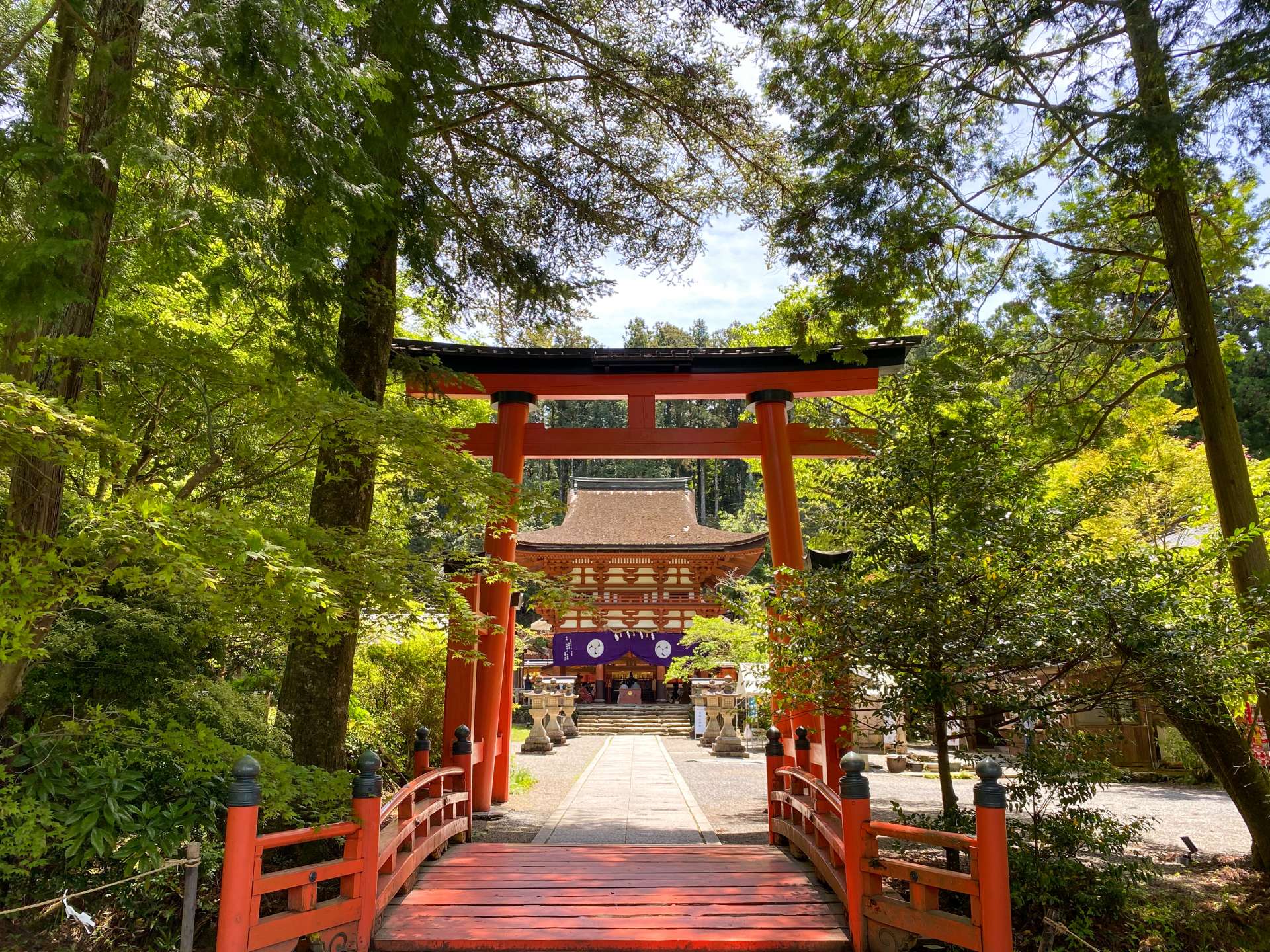 The tower gate at Niutsuhime-jinja Shrine. It was built in the Muromachi Period (1336-1573) in the irimoya-zukuri style with a thatched roof fashioned from hinoki (Japanese cypress) bark. 