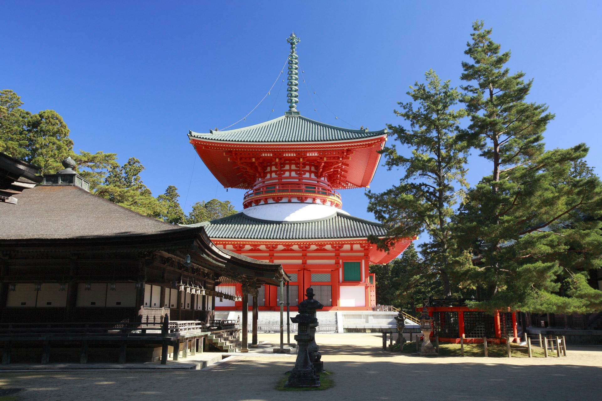 高聳於壇上伽藍寺廟群之上的金本大東塔是作為空海大祭司的修行基地而建造的，據說是日本第一座兩層“多寶塔”式塔。