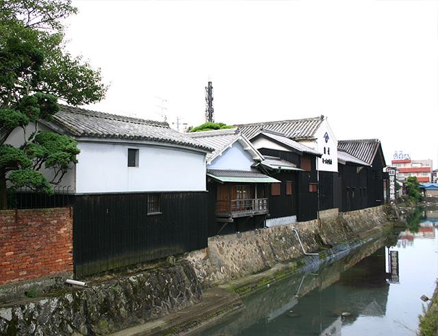 醤油蔵（しょうゆぐら）が
建ち並ぶ「大仙堀（だいせんぼり）」