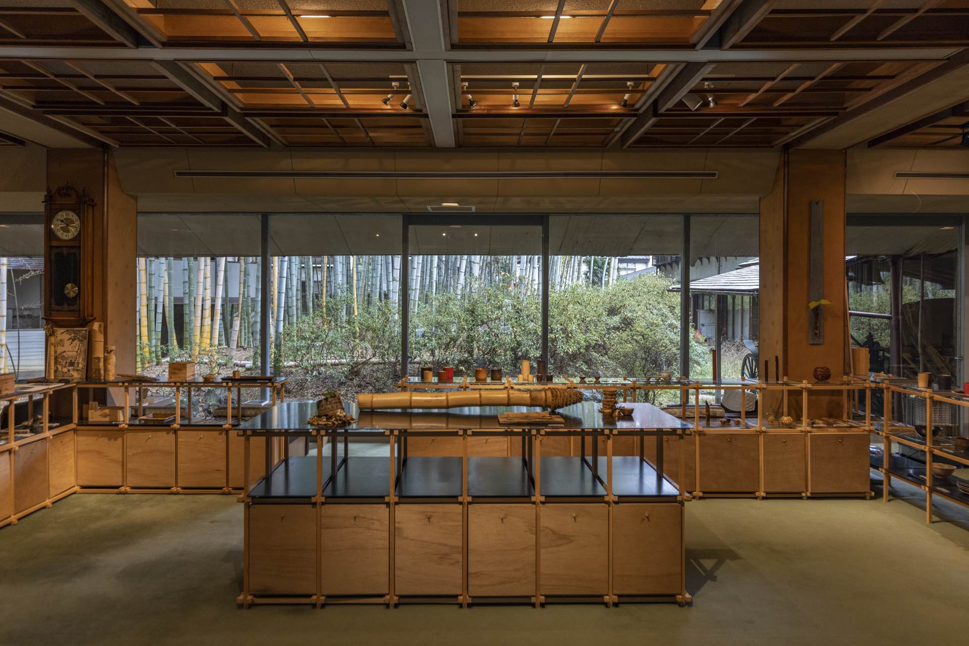  The interior of Chikubuen emanates the natural warmth of bamboo wood.