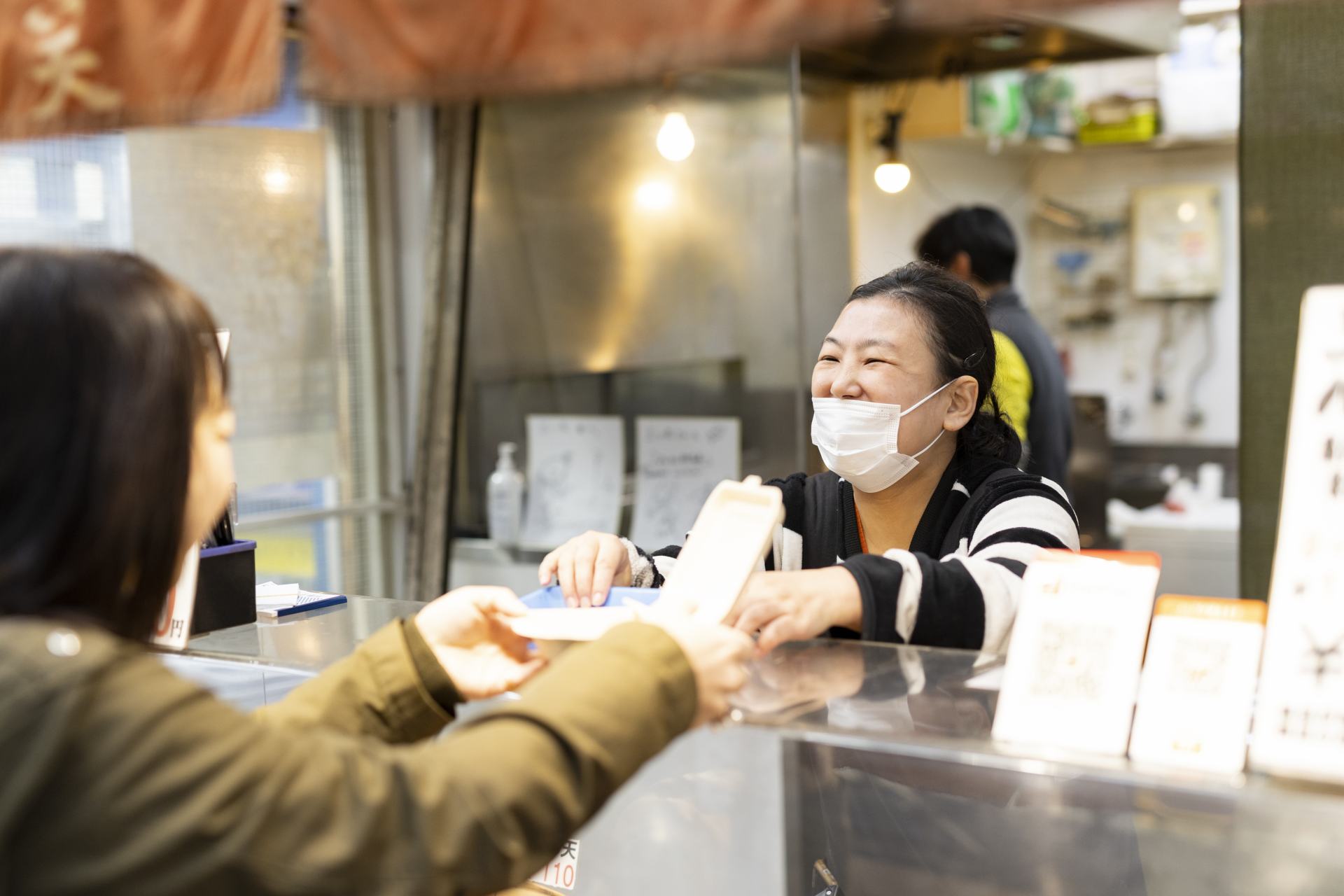 揚げたての天ぷらと、布施の店員さんとのおしゃべりを楽しむ。