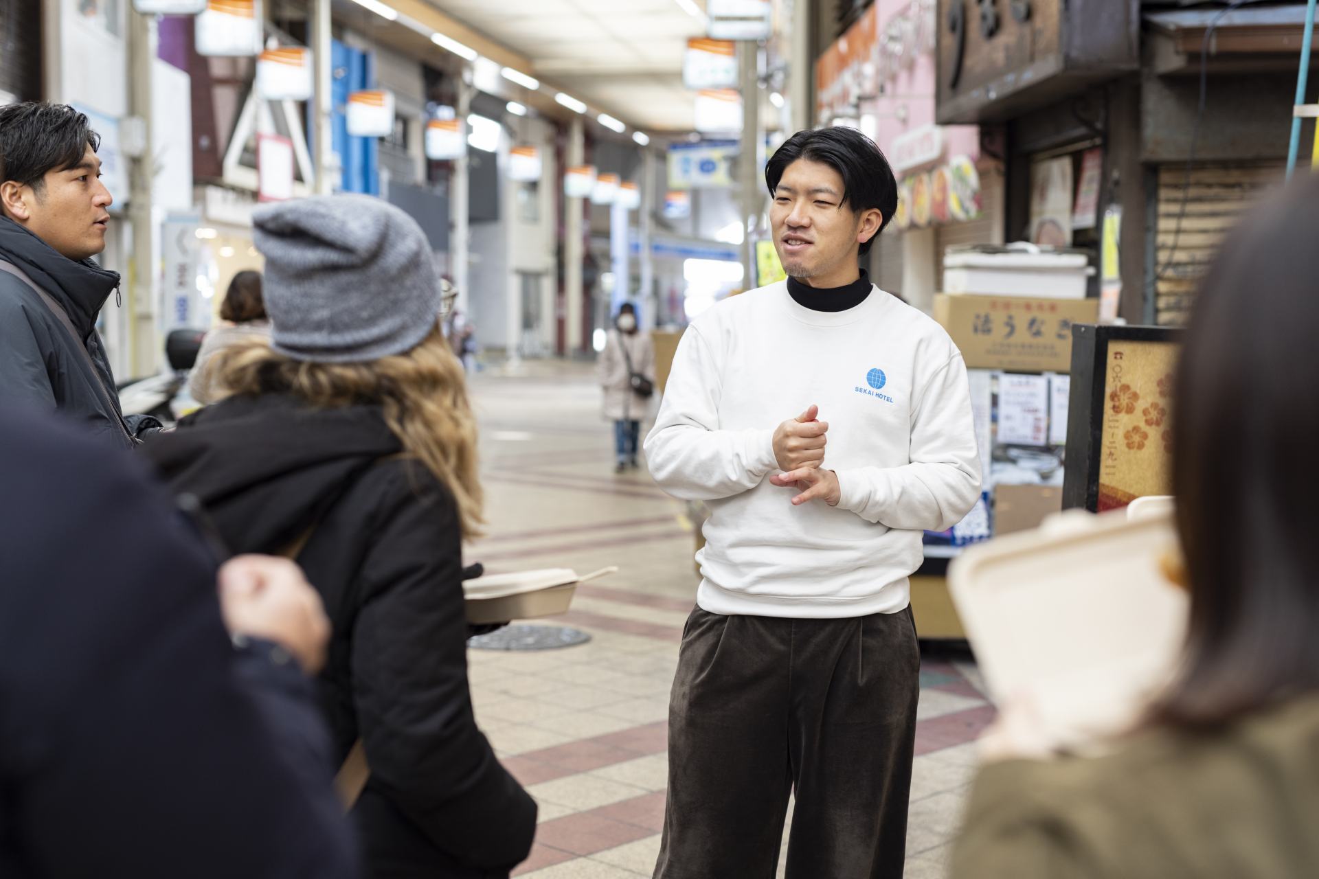 布施の豊かな文化と地域の歴史を学ぶ。セカイホテル布施のスタッフは、この地域と世界中から訪れる観光客をつなぐことに情熱を注いでいる。