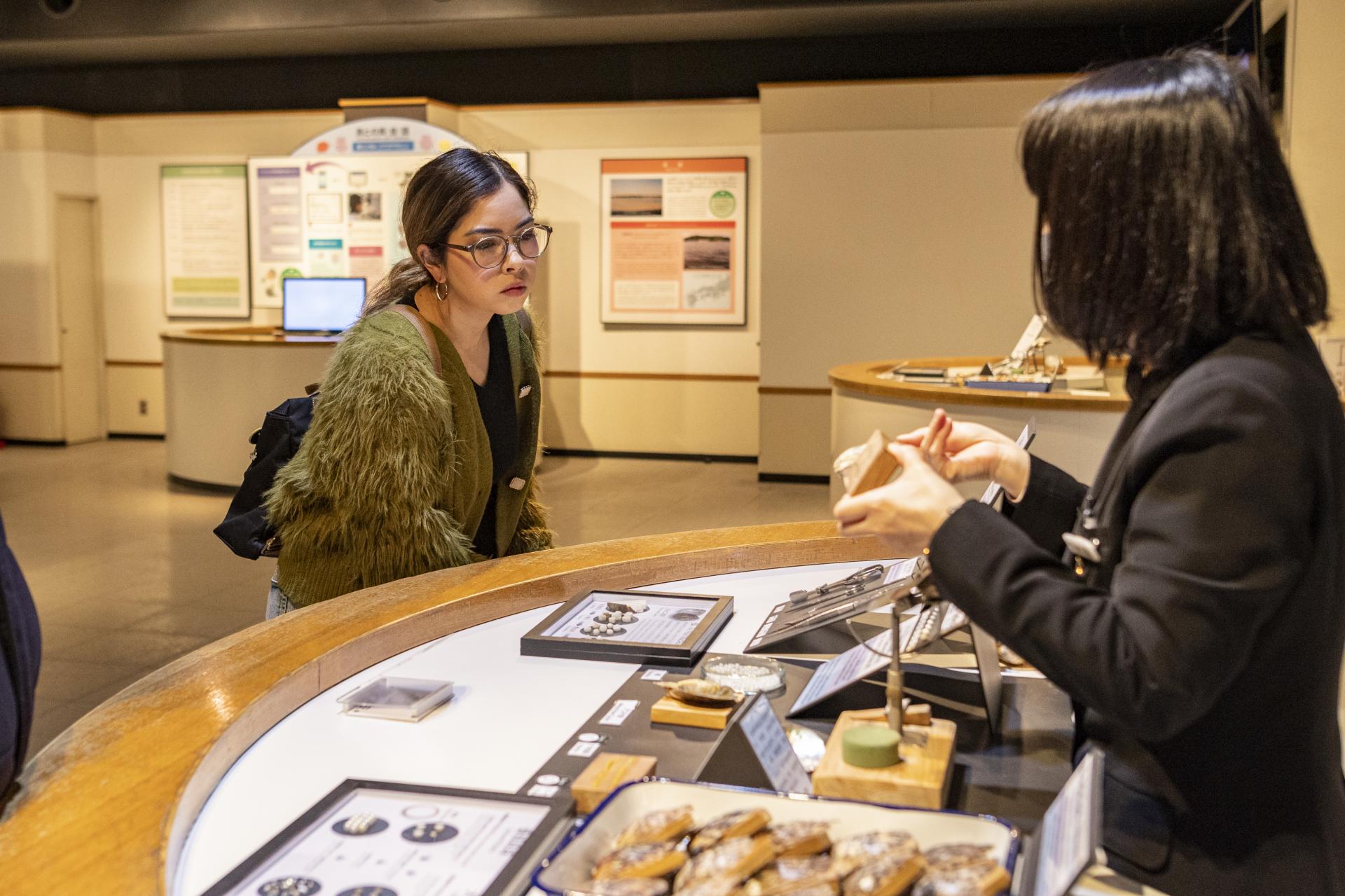 ミキモト真珠島の博物館のスタッフから、真珠の製造工程について学んだ。スタッフはとても知識が豊富で、私の好奇心旺盛な質問にも喜んで答えてくれた。