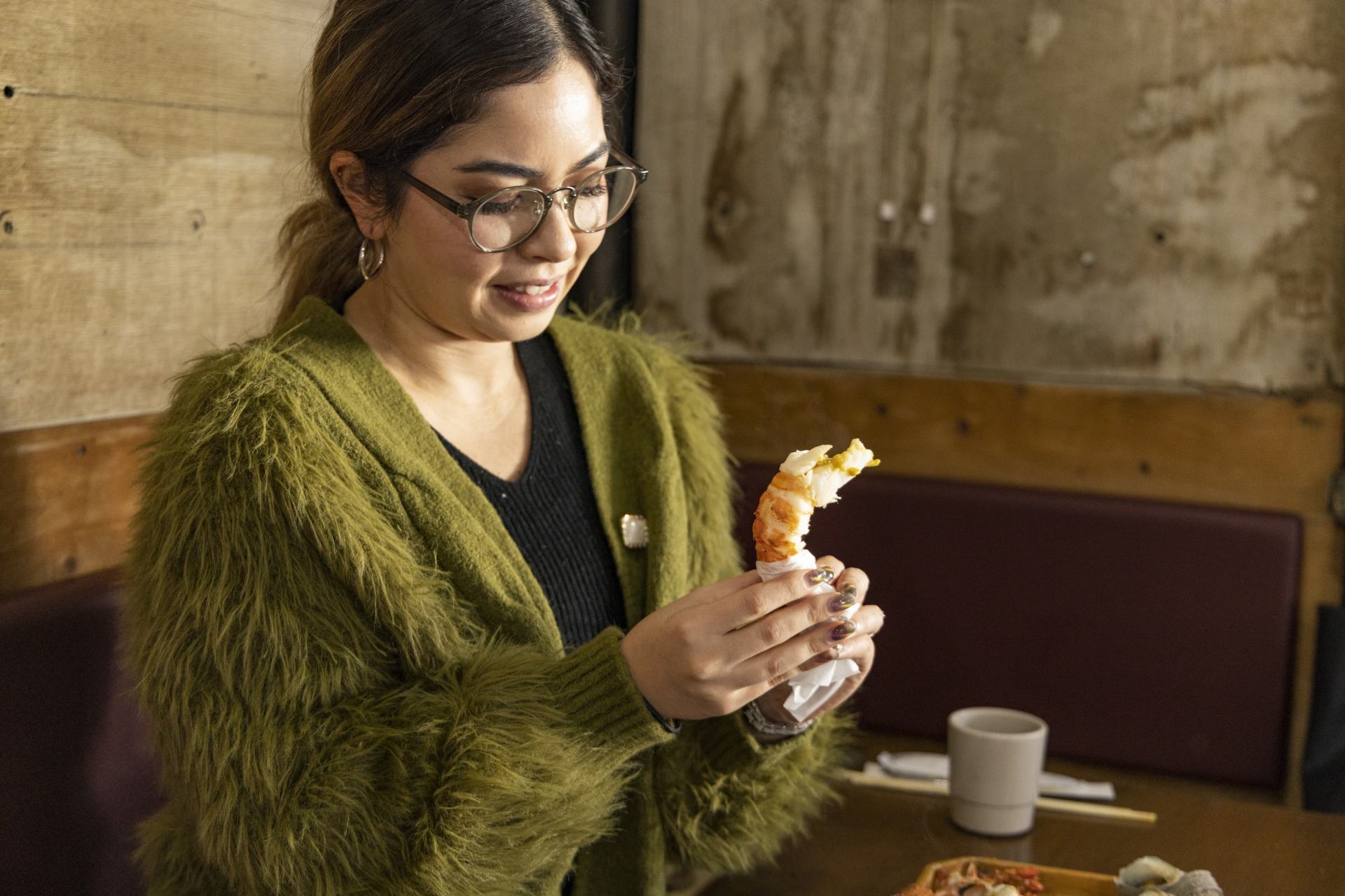 獲れたて、焼きたてで簡単に殻が割れる伊勢海老を食べる。