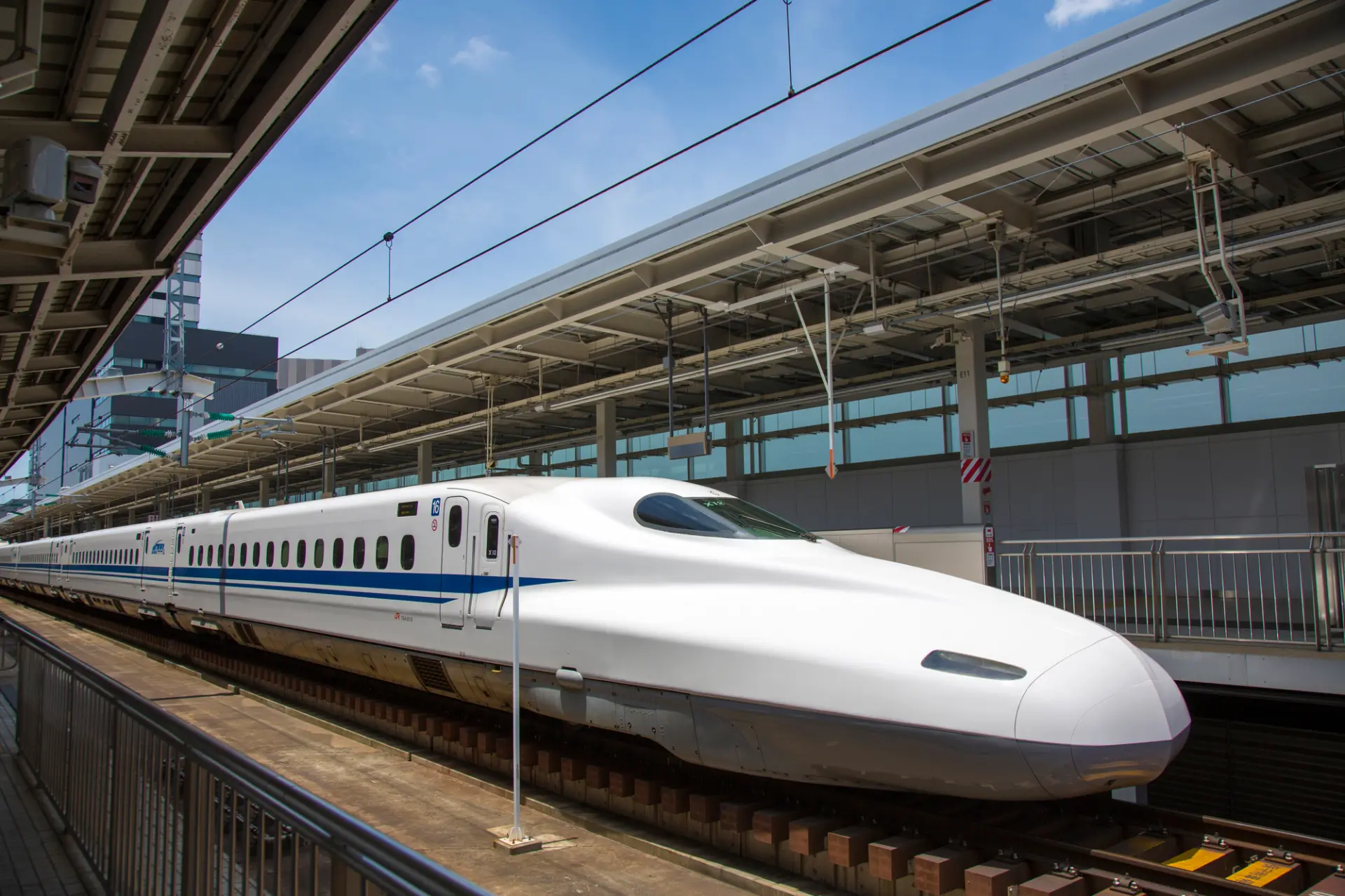 Shinkansen offering quick travel from Shin-Osaka to Kyoto