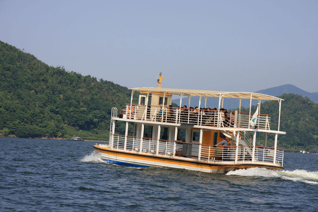 Cruising experience in Mikatagoko Lake