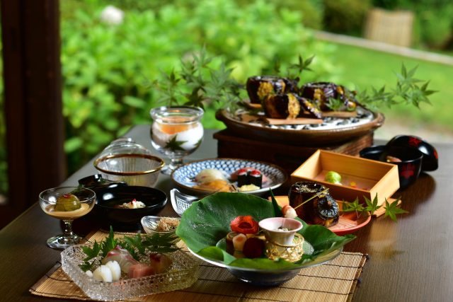 An example of artistically arranged dishes