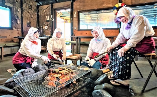 海女小屋の囲炉裏で炭火焼