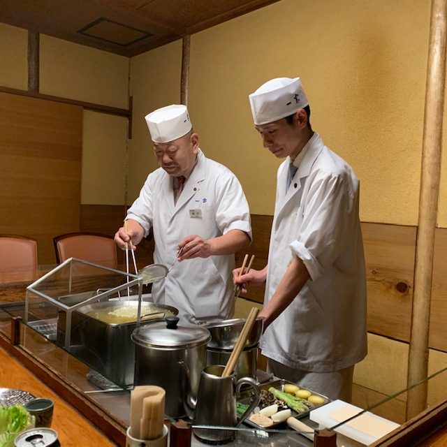 天ぷらは専用の個室でいただく