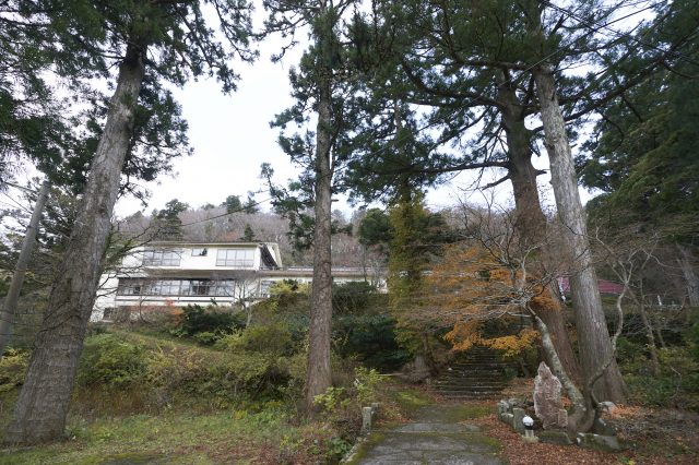 大山寺の門前に静かに佇む