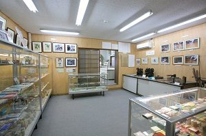 世界のようじを展示する前室と奥は世界の珍しいようじの展示です。