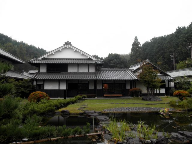 クスリ資料館「こころの館（やかた）」と和風庭園