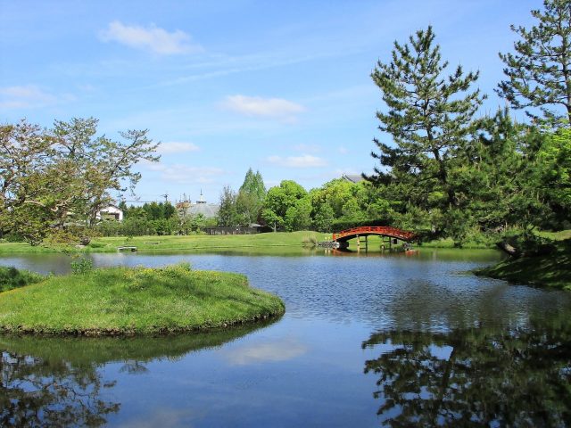 名勝大乗院庭園文化館から中島反橋をのぞむ