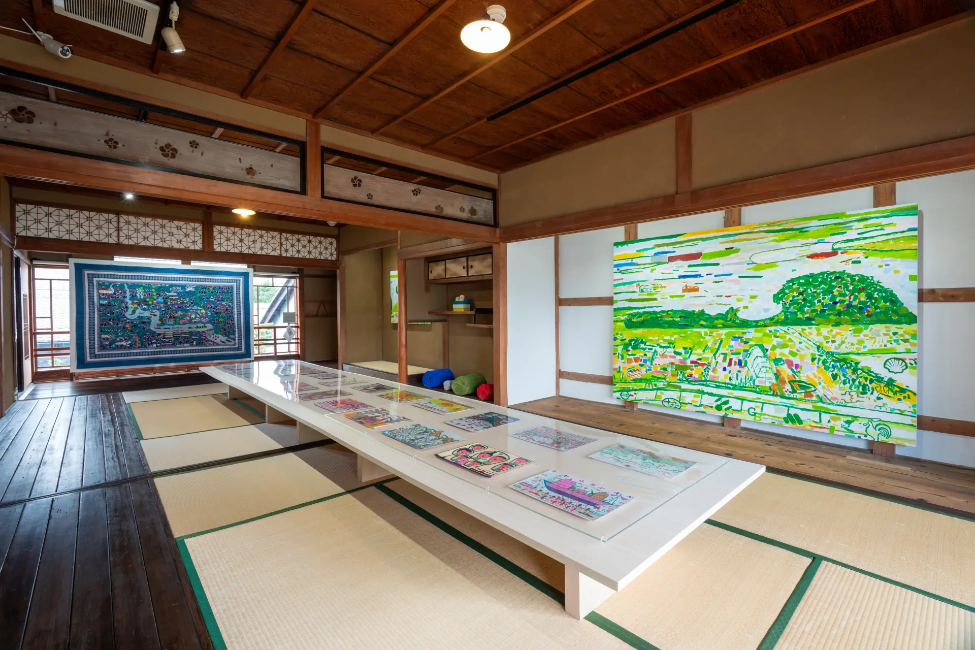 ＮＯ-ＭＡ2階　畳の空間に作品を展示しています