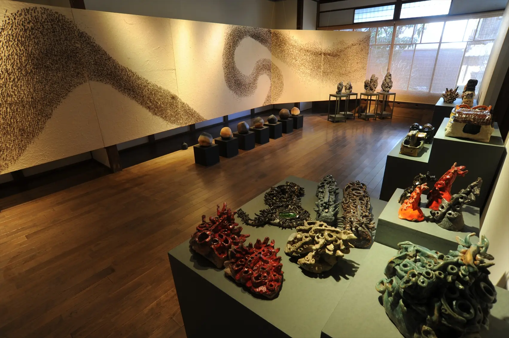ＮＯ-ＭＡ1階　展示風景（「踊る細胞～田島征三とアール・ブリュットたち～」2013年より）