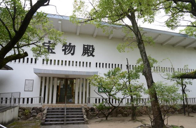 湊川神社宝物殿正面