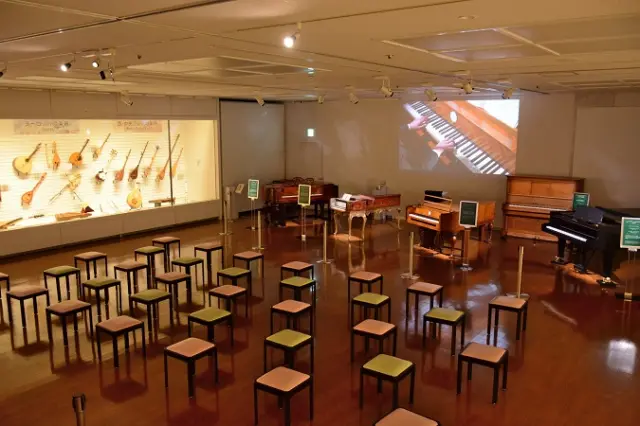 楽器展示室  鍵盤楽器やオルゴールを映像で紹介