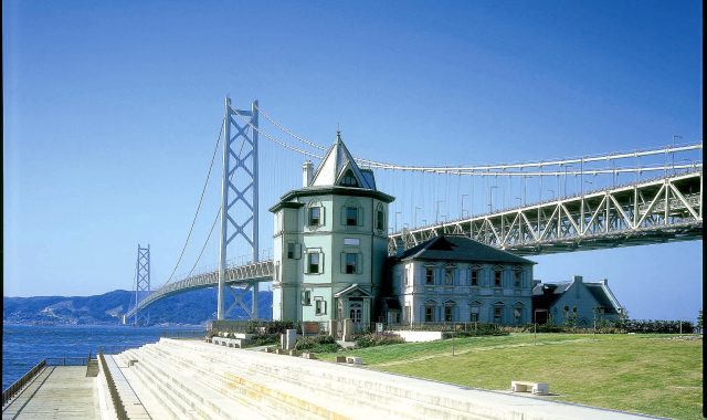 明石海峡大橋を望む孫文記念館