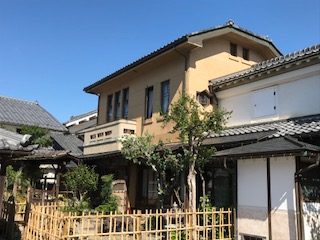 中庭から洋館をのぞむ