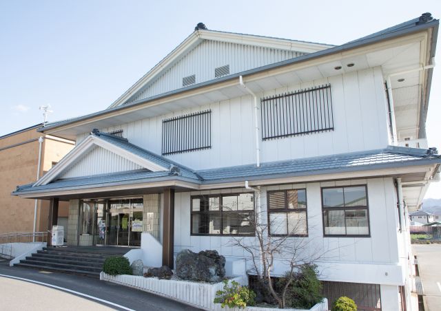 資料館は2階にあり、この写真の右奥に駐車場があります。