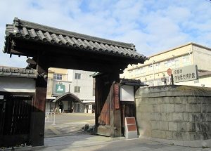 正門は明治34(1901)年に建築された高麗門【国登録有形文化財】