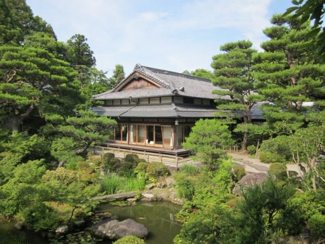 吉城園主棟と池の庭