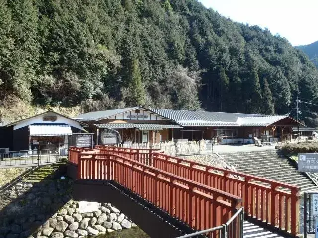 左から博物館、展示室、研究所
