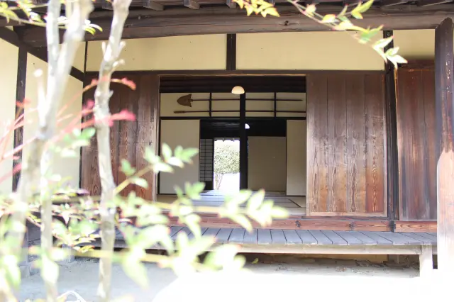 座敷に入ることも可能。縁側に座って、座視鑑賞式の鶴亀蓬莱庭園を眺めてリフレッシュ。