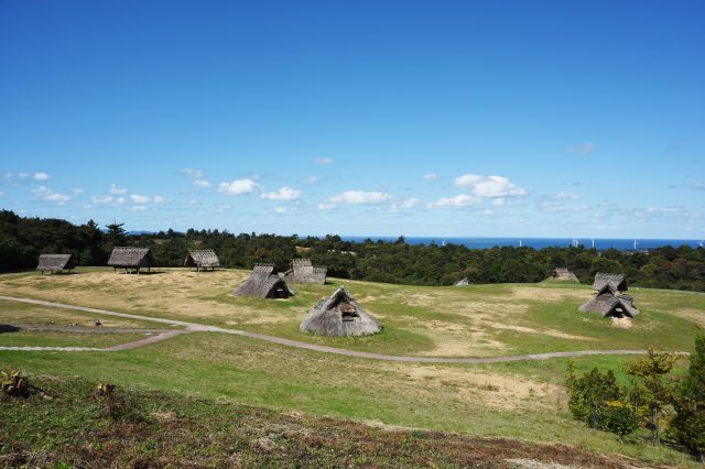 むきばんだ史跡公園の風景（復元された弥生のムラ）