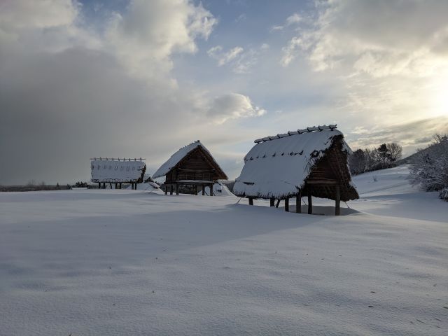 雪積もる弥生のムラ（冬）