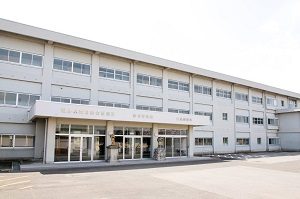 正面入口からの写真です。自治研修所が併設されています。