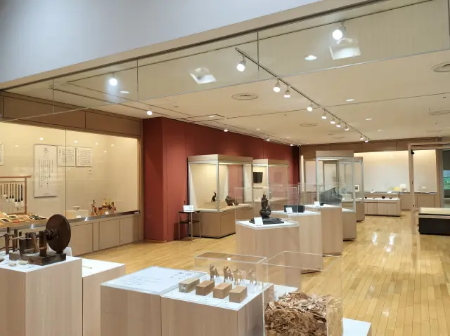 常設展の他、工芸品の素材や道具、その歴史も紹介しています。展示品の中には購入できる作品も。